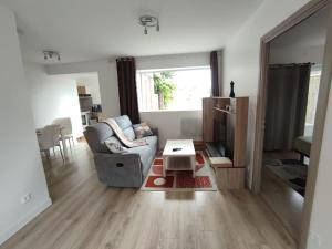 a living room with a couch and a table at Appartement Rubrouck 1 chambre in Rubrouck