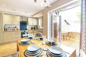 Η κουζίνα ή μικρή κουζίνα στο 3 Bedroom Modern Townhouse with Garage Parking