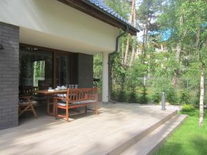 patio con tavolo in legno e panca di Amadea a Łukęcin
