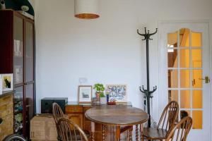 una sala da pranzo con un tavolo e sedie in una stanza di Comfy 1-Bed Flat Near Hospital & Station a Londra