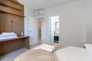 Ένα ή περισσότερα κρεβάτια σε δωμάτιο στο Apt Confortável 550m da Praia em Porto Belo LNB502