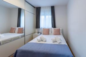 En eller flere senge i et værelse på Apartment Petar