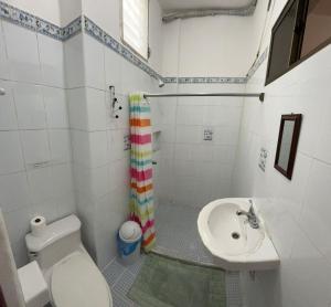 Un baño de Casa Romano Hostel