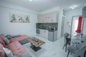 A kitchen or kitchenette at Maria's Home