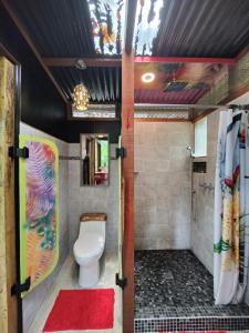 łazienka z toaletą w pokoju w obiekcie Toucan Hideout with Plunge Pool w mieście Puerto Viejo