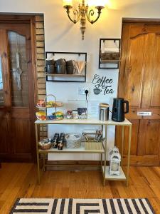 Принадлежности для чая и кофе в Malahide Guest Rooms