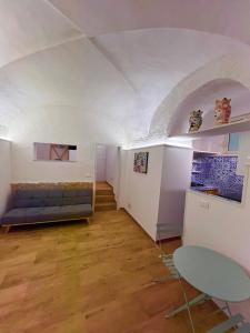 卡塔尼亚Sweet Home Catania historic center的带沙发和桌椅的客房