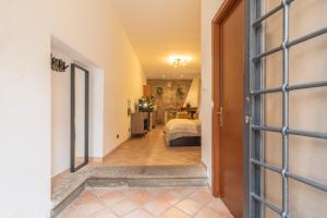 a hallway with a door leading to a bedroom at A casa di Fedora in Viterbo