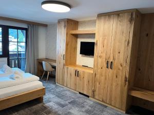 Postel nebo postele na pokoji v ubytování Tieflehner Hof Pitztalhaus Hotel
