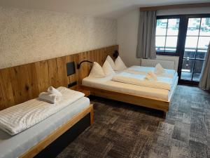 Postel nebo postele na pokoji v ubytování Tieflehner Hof Pitztalhaus Hotel