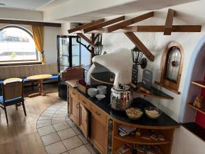 Kuchyň nebo kuchyňský kout v ubytování Tieflehner Hof Pitztalhaus Hotel