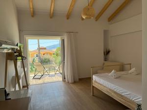 Postel nebo postele na pokoji v ubytování NikLuDin suites & studios + 37 fotografií