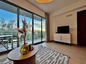 un soggiorno con un vaso su un tavolo di Acacia hill B6 a Ðenovići