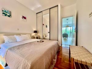 una camera da letto con un letto grande e una porta scorrevole in vetro di Acacia hill B6 a Ðenovići