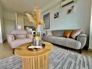 un soggiorno con un divano e un tavolino da caffè di Acacia hill B6 a Ðenovići