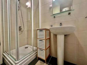 un bagno con lavandino e doccia di Acacia hill B6 a Ðenovići Altre 9 foto