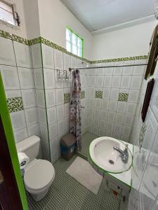 un baño con inodoro y lavabo en Casa Romano Hostel, en San Juan del Sur
