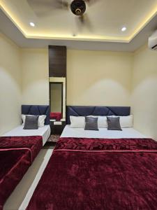 Postel nebo postele na pokoji v ubytování HOTEL DEV BHOOMI -Ujjain