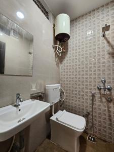 un bagno con un water e un lavandino di HOTEL DEV BHOOMI -Ujjain a Ujjain