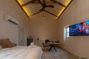 a bedroom with a bed and a ceiling fan at Nueva Apartasuite pleno centro in Santa Marta