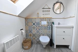 un bagno con un water e un lavandino di Domek na Kaszubach 26-1 - Ostoja Bukowo a Borowy Młyn