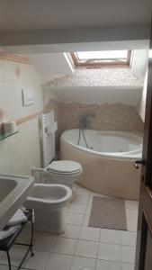 a bathroom with a toilet and a tub and a sink at casa vacanza GIOIA in Civitanova Marche