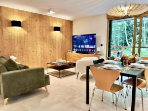 TV a/nebo společenská místnost v ubytování Le lodge de l alpage - Ski in ski out - 2 chambres 1 cabine