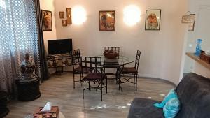 Μια τηλεόραση ή/και κέντρο ψυχαγωγίας στο Hébergement indépendant avec parking privé dans villa