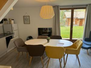 a dining room with a table and chairs at Chalet 6 à 8 P , 3 chambres , dévoluy ski in Superdevoluy