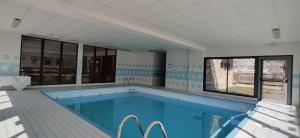 a large swimming pool in a house at Chalet 6 à 8 P , 3 chambres , dévoluy ski in Superdevoluy