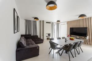 Μια τηλεόραση ή/και κέντρο ψυχαγωγίας στο Luxury Villa Pam - Private villa with a heated pool and a summer terace with 4 bedrooms - 230 m2 NEW!!