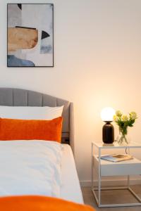 En eller flere senge i et værelse på MOONLIVING Boutique Apartments by Munich