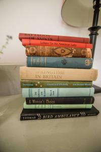 una pila de libros sobre una mesa en Charlie Room BW Boutique Hotel, en Central Lake