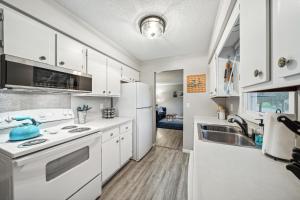 Kuchyň nebo kuchyňský kout v ubytování Lilac Apartment - 5 Minutes to Downtown Stillwater + 8 fotografií