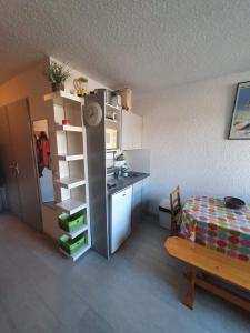 Кухня или мини-кухня в Appart Alpe d Huez
