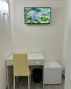 TV a/nebo společenská místnost v ubytování Costa degli Dei Rooms
