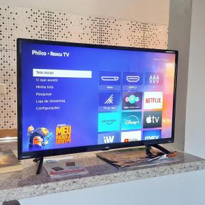 a flat screen tv sitting on top of a counter at Pousada Serra Azul in Juquiá