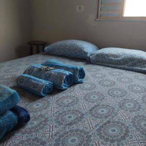 a bed with two pillows on top of it at Pousada Serra Azul in Juquiá