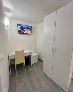 TV a/nebo společenská místnost v ubytování Costa degli Dei Rooms