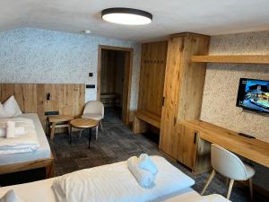 Postel nebo postele na pokoji v ubytování Tieflehner Hof Pitztalhaus Hotel