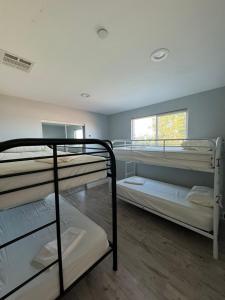 una habitación con tres literas y una ventana en California Castle - Fashion District - DTLA - Flexible, en Los Ángeles