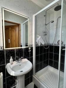 Ванная комната в Malahide Guest Rooms