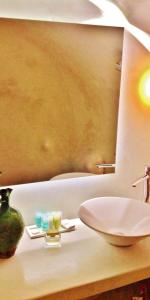 Televisyen dan/atau pusat hiburan di Thrilling Santorini Suite Ragus Suite 1 Bedroom Min Children Age 12 Years Spacious Shared Sun Terrace And Swimming Pool With Breathtaking