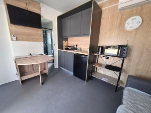 Kuchyň nebo kuchyňský kout v ubytování Luna Mobilehomes