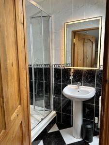 Ванная комната в Malahide Guest Rooms