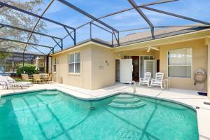 una piscina frente a una casa en Blue Sweet Haven, en Haines City