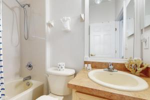 Un baño con lavabo, inodoro y ducha. en Blue Sweet Haven, en Haines City 15 fotos más