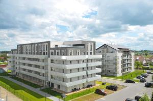 Una vista aérea de un edificio con estacionamiento. en MoKa Apartamenty Sianożęty, en Sianożęty