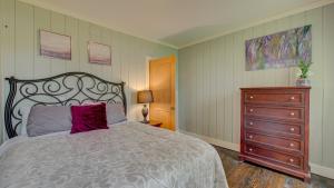 Postel nebo postele na pokoji v ubytování Snowdrop Apartment - Just 10 Minutes to the Beach!