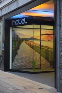 una ventana de la tienda natal con una foto de un paseo marítimo en Zerupe Hotel, en Zarautz